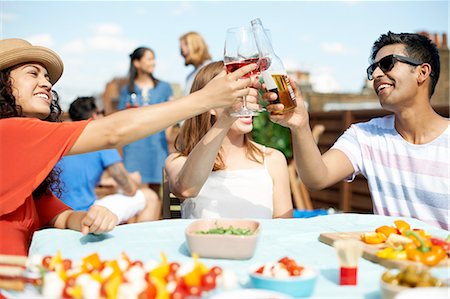 dachterrasse - Male and female friends making a toast at rooftop barbecue Stockbilder - Premium RF Lizenzfrei, Bildnummer: 649-08306817