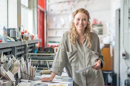 printer - Portrait of female print designer in workshop Photographie de stock - Premium Libres de Droits, Code: 649-08307027