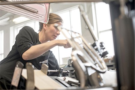 Female printer preparing machine in workshop Photographie de stock - Premium Libres de Droits, Code: 649-08307062