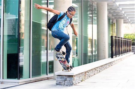 simsearch:614-07146362,k - Boy doing skateboarding trick jump on urban wall Fotografie stock - Premium Royalty-Free, Codice: 649-08307193