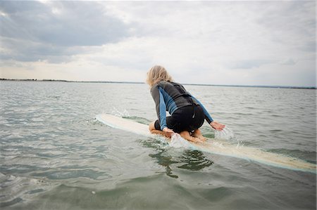 simsearch:649-08307256,k - Senior woman on surfboard in sea, paddleboarding Fotografie stock - Premium Royalty-Free, Codice: 649-08307240