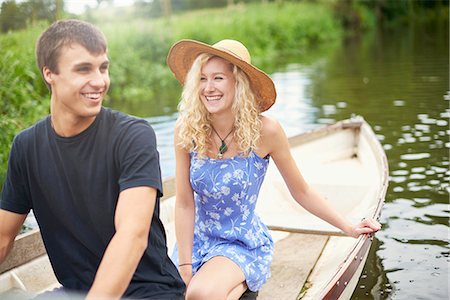 somerset - Young couple in rowing boat on rural river Foto de stock - Royalty Free Premium, Número: 649-08307308