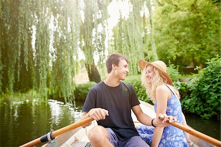 simsearch:649-08307314,k - Romantic young couple in rowing boat on rural river Foto de stock - Sin royalties Premium, Código: 649-08307313