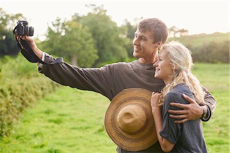 simsearch:649-08307314,k - Young couple taking self portrait in rural field Foto de stock - Sin royalties Premium, Código: 649-08307343