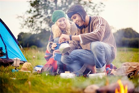 Young camping couple pouring tea Foto de stock - Sin royalties Premium, Código: 649-08307352