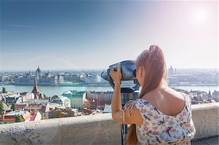 Mid adult woman using viewing binoculars, rear view, Budapest, Hungary Foto de stock - Sin royalties Premium, Código: 649-08307390