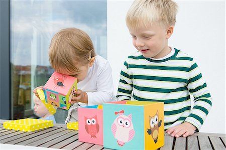simsearch:649-08307448,k - Boy and female toddler playing with owl building blocks on patio Stockbilder - Premium RF Lizenzfrei, Bildnummer: 649-08307422