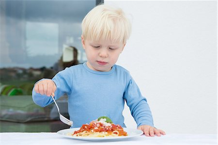 spaghetti - Male toddler eating spaghetti on patio Stock Photo - Premium Royalty-Free, Code: 649-08307423