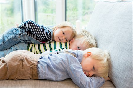 simsearch:649-08307462,k - Portrait of tired boy and two toddlers lying on sofa Fotografie stock - Premium Royalty-Free, Codice: 649-08307443