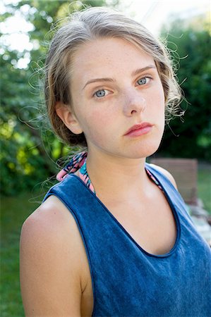 reserviert - Portrait of sullen teenage girl in garden Stockbilder - Premium RF Lizenzfrei, Bildnummer: 649-08307514