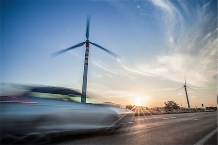 Car speeding past wind turbines, Cagliari, Sardinia, Italy Foto de stock - Sin royalties Premium, Código: 649-08327516