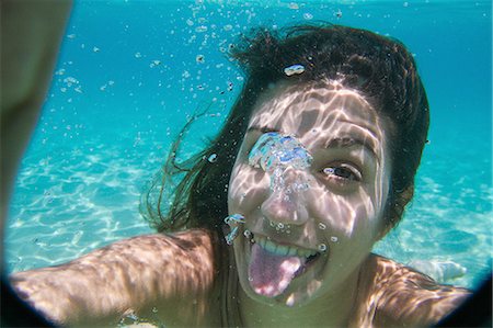 Young woman swimming underwater in ocean Foto de stock - Sin royalties Premium, Código: 649-08327511