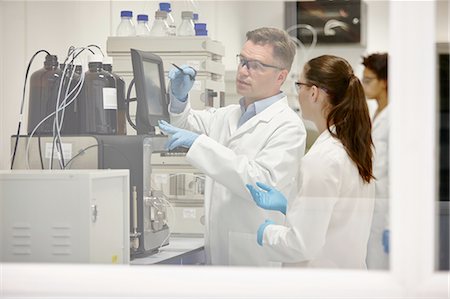 simsearch:6113-07589036,k - Scientists working in laboratory Stock Photo - Premium Royalty-Free, Code: 649-08327575