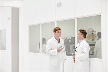 simsearch:649-07761045,k - Scientists talking in laboratory Stock Photo - Premium Royalty-Free, Code: 649-08327578