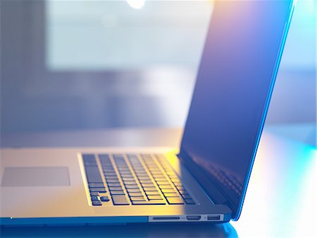 Side view of open laptop on desk Photographie de stock - Premium Libres de Droits, Code: 649-08327668