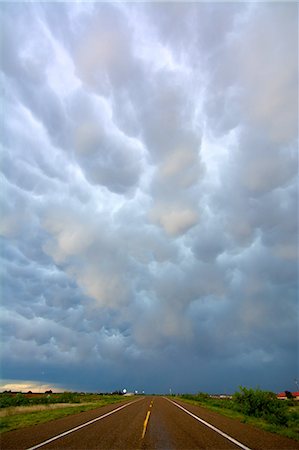 simsearch:649-08661833,k - Diminishing perspective of open road and mammatus clouds after storms, near Tucumcari, New Mexico, USA Stockbilder - Premium RF Lizenzfrei, Bildnummer: 649-08327661