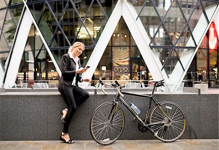 Businesswoman with bike outside 30 St Mary Axe, London, UK Photographie de stock - Premium Libres de Droits, Code: 649-08327832