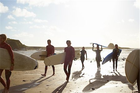 simsearch:649-08307256,k - Group of surfers, walking on beach, carrying surfboards Fotografie stock - Premium Royalty-Free, Codice: 649-08327894