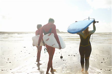 simsearch:649-08307235,k - Group of surfers heading towards sea, carrying surfboards, rear view Stockbilder - Premium RF Lizenzfrei, Bildnummer: 649-08327902