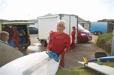 roupa molhada - Group of surfers selecting surfboards, getting ready to surf Foto de stock - Royalty Free Premium, Número: 649-08327918