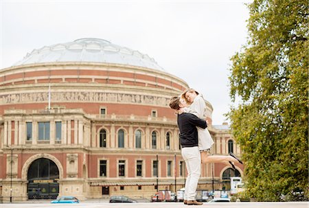 simsearch:649-08328031,k - Young man lifting up girlfriend outside Albert Hall, London, England, UK Fotografie stock - Premium Royalty-Free, Codice: 649-08328020