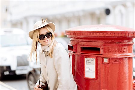 Stylish young woman waiting by red post box, London, England, UK Photographie de stock - Premium Libres de Droits, Code: 649-08328056