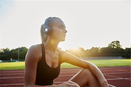 simsearch:614-08878690,k - Young female runner on race track listening to headphones Foto de stock - Royalty Free Premium, Número: 649-08328370