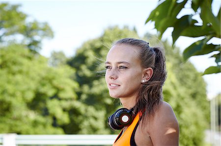 simsearch:614-08878690,k - Portrait of young female runner looking away Foto de stock - Royalty Free Premium, Número: 649-08328384