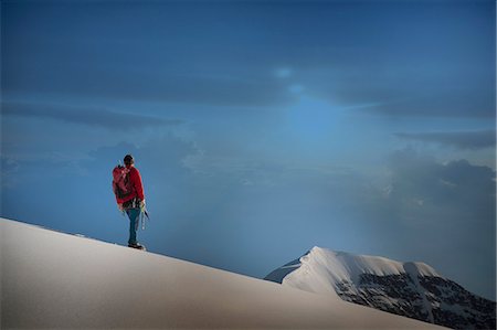 Male climber standing on ridge looking out,  Canton Bern, Switzerland Foto de stock - Sin royalties Premium, Código: 649-08328457