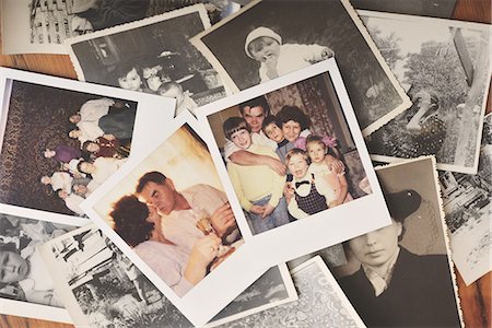 simsearch:649-08328527,k - Pile of family photographs on table, overhead view Stock Photo - Premium Royalty-Free, Code: 649-08328526