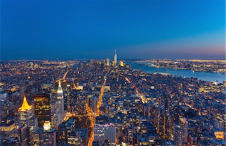 High angle cityscape of Manhattan financial district and One World Trade Centre at dusk, New York, USA Photographie de stock - Premium Libres de Droits, Code: 649-08328554