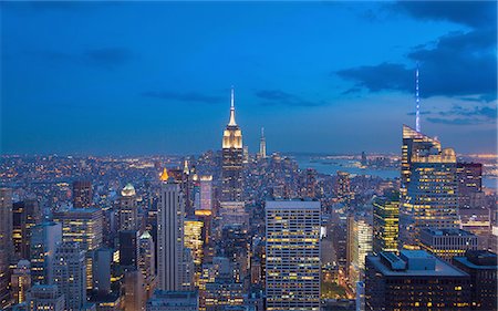 panorama de la ciudad - High angle view of midtown Manhattan and Empire State Building at night, New York, USA Foto de stock - Sin royalties Premium, Código: 649-08328572