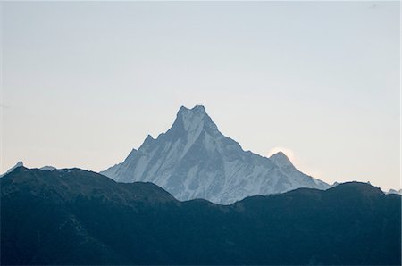 simsearch:649-08824829,k - Snow capped mountain peak against dark mountain range, Nepal Photographie de stock - Premium Libres de Droits, Code: 649-08328634