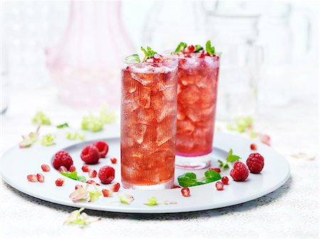 Two glasses of port punch with ice, fresh raspberries and pomegranate Photographie de stock - Premium Libres de Droits, Code: 649-08328666