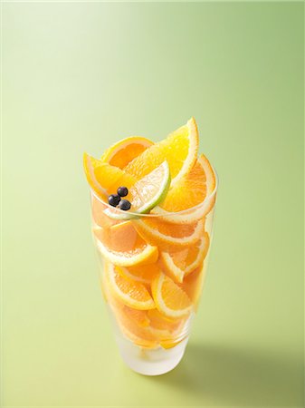 Ingredients in drinking glass for orange, lime and juniper berry fruit juice Foto de stock - Sin royalties Premium, Código: 649-08328663