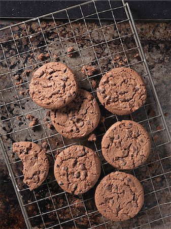 simsearch:649-08824531,k - Overhead view of double chocolate chip crunchy cookies on cooling rack Stock Photo - Premium Royalty-Free, Code: 649-08328677