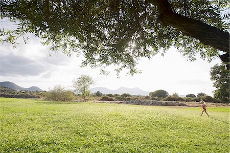 Distant view of female toddler running in field, Calvi, Corsica, France Foto de stock - Sin royalties Premium, Código: 649-08328689