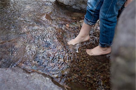 Legs and bare feet of female toddler dangling over rockpool Foto de stock - Sin royalties Premium, Código: 649-08328707