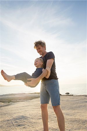 swinging - Mature man swinging his toddler daughter on beach, Calvi, Corsica, France Foto de stock - Sin royalties Premium, Código: 649-08328708