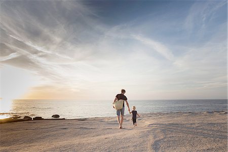 femenino - Mature man strolling with his toddler daughter on beach at sunset, Calvi, Corsica, France Foto de stock - Sin royalties Premium, Código: 649-08328710