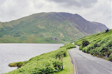 Rural lakeside road, Lake Buttermere, Cumbria, UK Foto de stock - Sin royalties Premium, Código: 649-08328733
