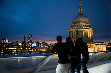 saint paul's cathedral - Silhouetted rear view of two young couples looking out to St Pauls at night, London, UK Foto de stock - Sin royalties Premium, Código: 649-08328956