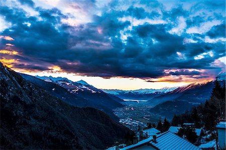 simsearch:614-08119459,k - Distant view over snow covered rooftops at dusk, Valtellina, Italy Foto de stock - Royalty Free Premium, Número: 649-08328961