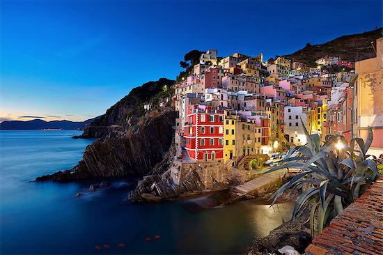 Waterfront town of Riomaggiore at night, Italy Photographie de stock - Premium Libres de Droits, Le code de l’image : 649-08328994