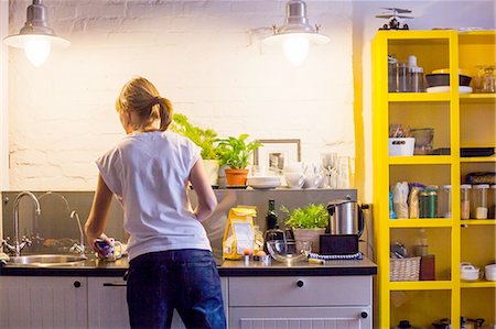 encimera de cocina - Rear view of mid adult woman preparing to bake at kitchen counter Foto de stock - Sin royalties Premium, Código: 649-08329014