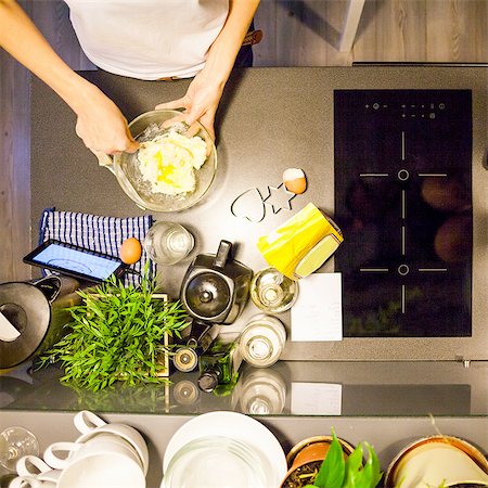 fotografía (arte) - Overhead view of womans hands stirring eggs in mixing bowl Foto de stock - Sin royalties Premium, Código: 649-08329015