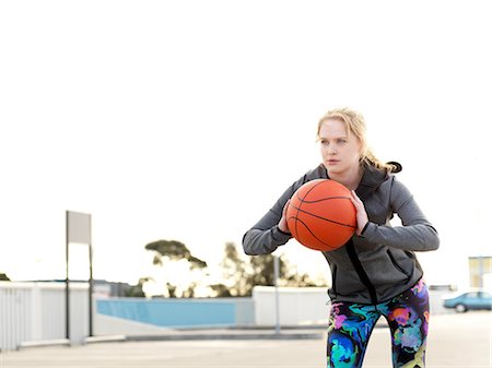 simsearch:649-07520889,k - Portrait fo young female basketball player practicing throw in parking lot Fotografie stock - Premium Royalty-Free, Codice: 649-08380824