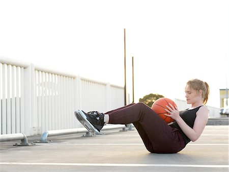 simsearch:649-07520889,k - Young female basketball player doing sit-ups in parking lot Fotografie stock - Premium Royalty-Free, Codice: 649-08380826