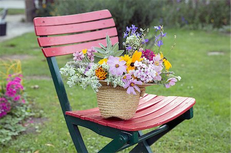 délicat - Fresh cut flowers in straw hat, on garden chair Photographie de stock - Premium Libres de Droits, Code: 649-08380940