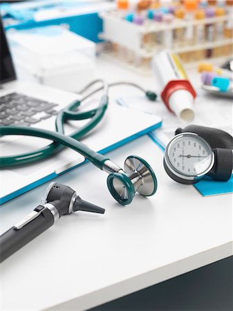 drugs heart - Stethoscope, auriscope, blood pressure gauge on desk Stock Photo - Premium Royalty-Free, Code: 649-08380960